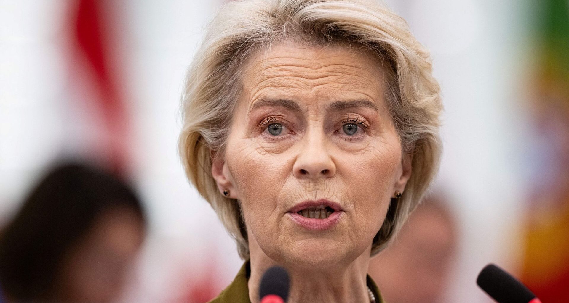 Fragilisée, Ursula von der Leyen, la présidente de la Commission européenne 'est toute seule au milieu de tensions politiques'