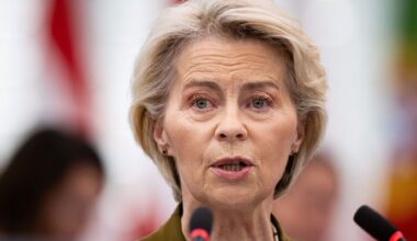 Fragilisée, Ursula von der Leyen, la présidente de la Commission européenne 'est toute seule au milieu de tensions politiques'