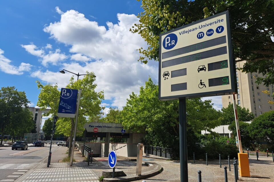 Le parc relais Villejean-Université, rue d'Alsace, permet d'accéder à la ligne A du métro, au bus et à une station de vélo STAR en libre-service.