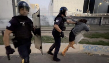 une vidéo montre une femme frappée aux fesses par la police