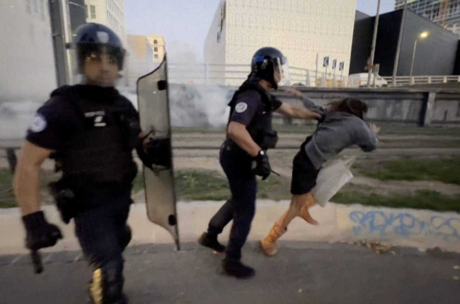 Manifestation à Marseille : une vidéo montre une femme frappée aux fesses par la police