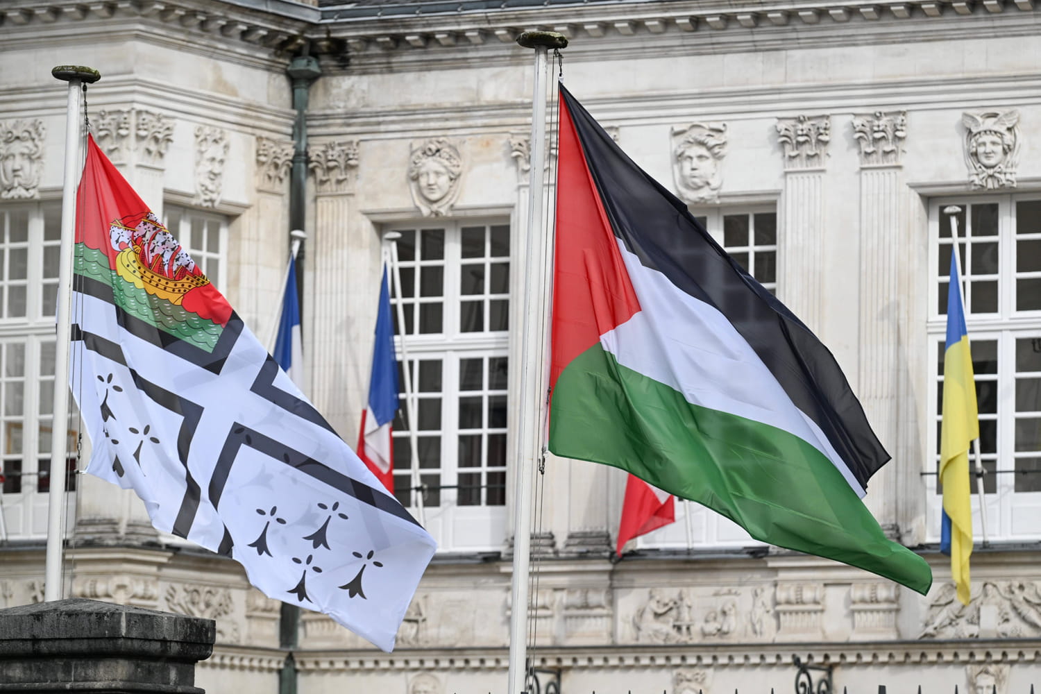 Drapeau palestinien sur les mairies : Lyon, Nantes... Ces villes dans lesquelles il flotte