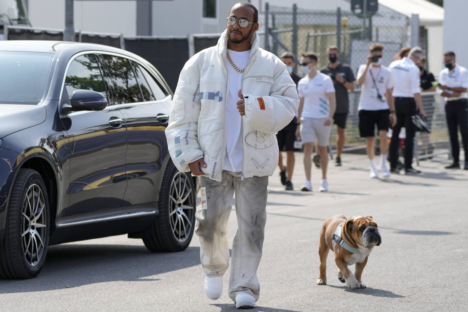 "Je vous demande de garder Roscoe dans vos pensées et vos prières" : la terrible annonce de Lewis Hamilton