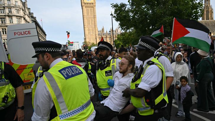 Un manifestant est emmené par des policiers lors d’une manifestation en soutien au groupe interdit Palestine Action. 