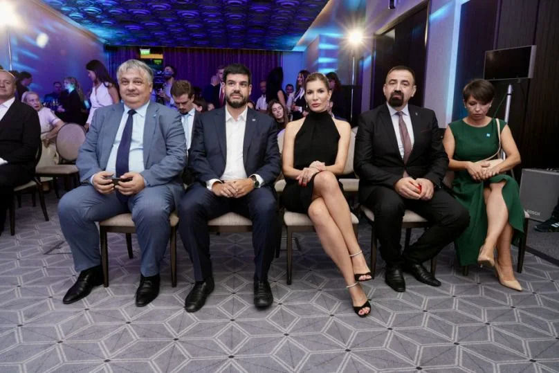 Pedro Vargas David d'Euronews, Minja Miletić et Milutin Stjepović, et Vladimir Lučić de Telecom Srbija à Podgorica, le 23 septembre 2025