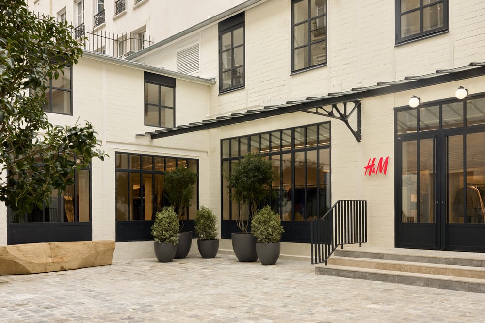 La cour intérieure du nouveau magasin H&M dans le Marais