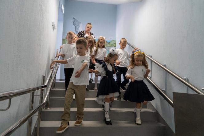 Des enfants lors de leur premier jour de classe, dans une école souterraine de Kharkiv, en Ukraine, le 1ᵉʳ septembre 2025.