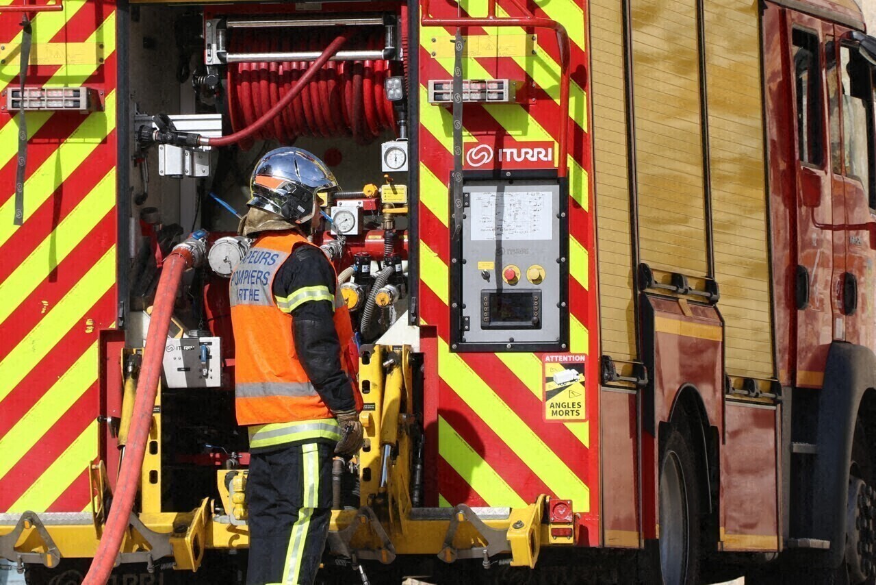 un camion en feu sur la quatre voies