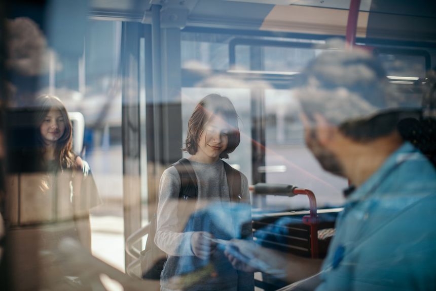 Prendre le bus, connaître les circuits près de chez soi pour reprendre le chemin vers l'emploi.