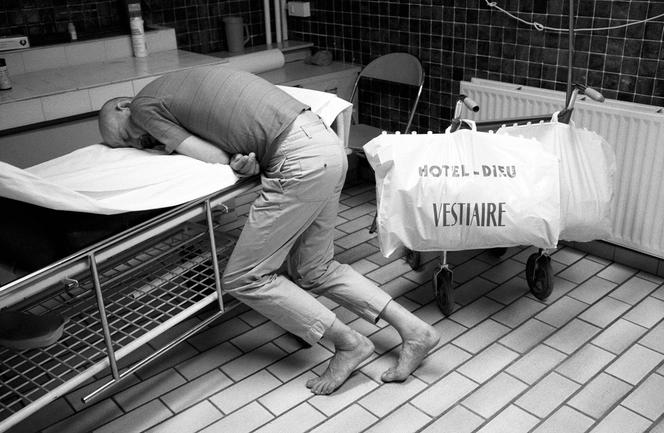 « Un SDF dans la salle d’attente du service des urgences de l’Hôtel-Dieu », Paris, 2003, Jean-Louis Courtinat.