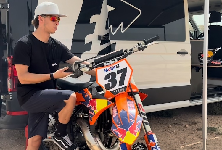 Pedro Acosta avec sa motocross KTM
