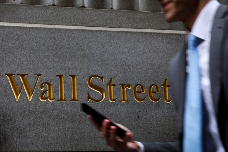 Un homme marche sur Wall St. à l'extérieur de la Bourse de New York