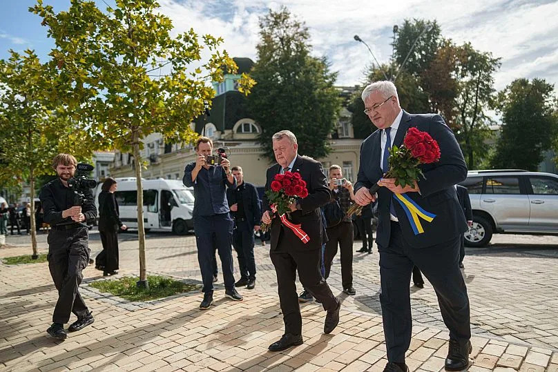 Le ministre des Affaires étrangères du Danemark, Lars Lokke Rasmussen, et le ministre des Affaires étrangères de l'Ukraine, Andrii Sybiha, déposent des fleurs au mur commémoratif des soldats tombés à Kyiv, en Ukraine, le 12 septembre.