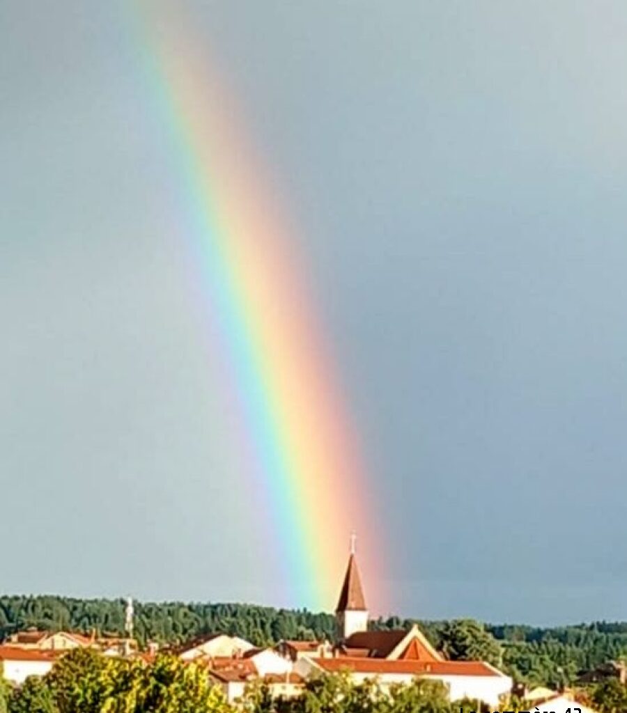 Insolite : un arc-en-ciel sonne les cloches à Saint-Just-Malmont