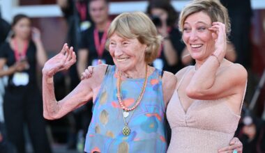 Au bras de sa mère de 95 ans, Valeria Bruni-Tedeschi dépassée par l’émotion sur le tapis rouge de Venise