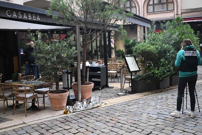 Une membre de la police scientifique devant le restaurant lyonnais où a eu lieu une explosion, le 30 septembre 2025.