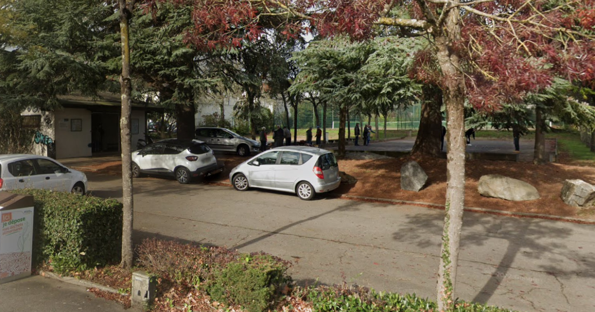 découvert près d’un terrain de pétanque, un homme entre la vie et la mort