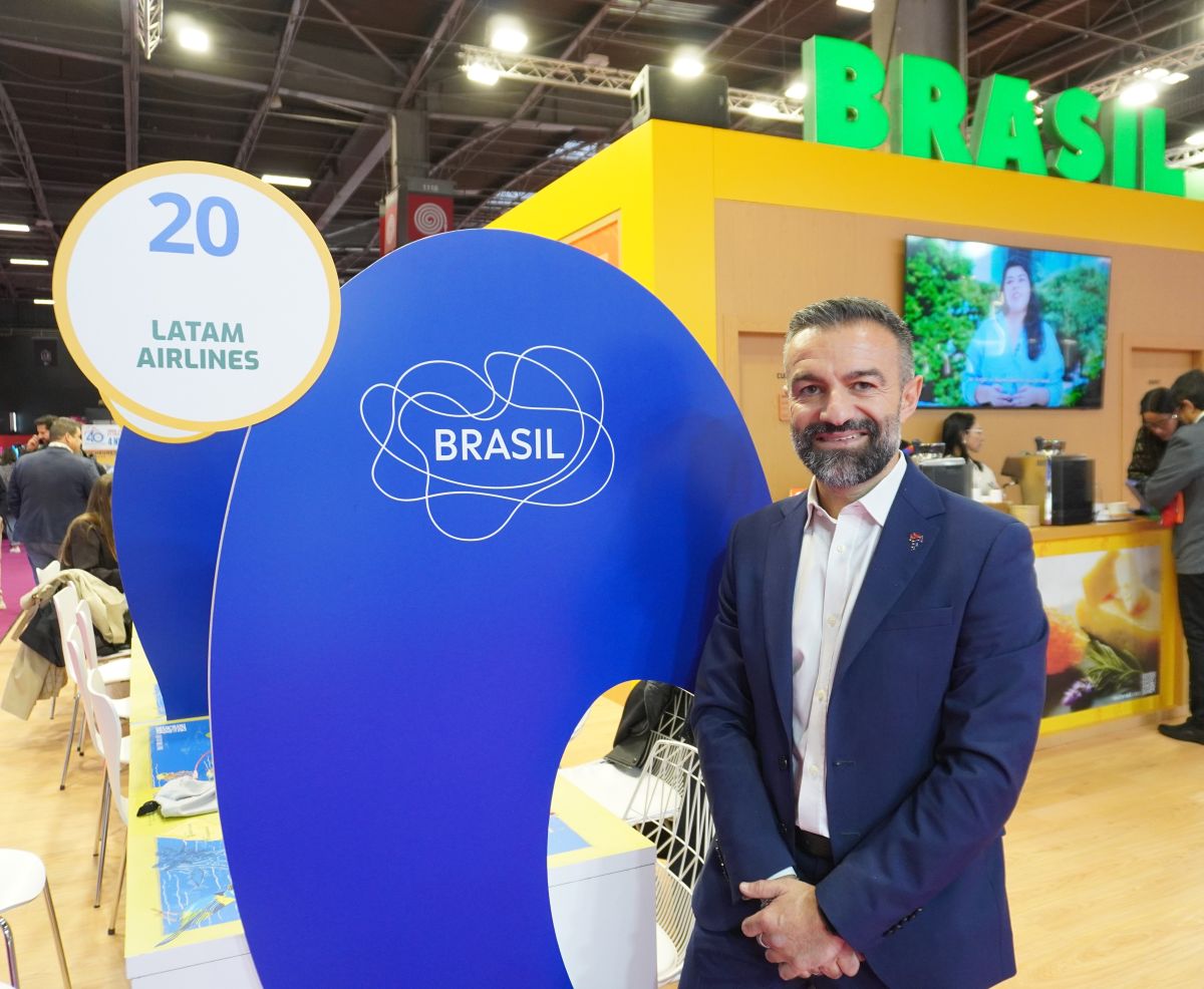 Davide Lopollo sur le stand du Brésil à l