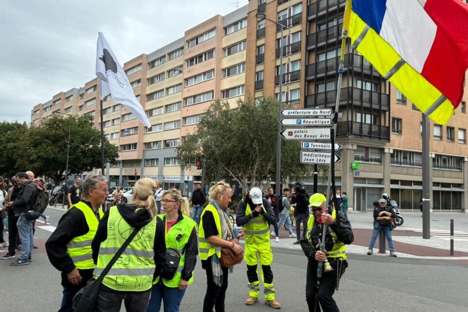 Des gilets jaunes sont présents dans les rangs.