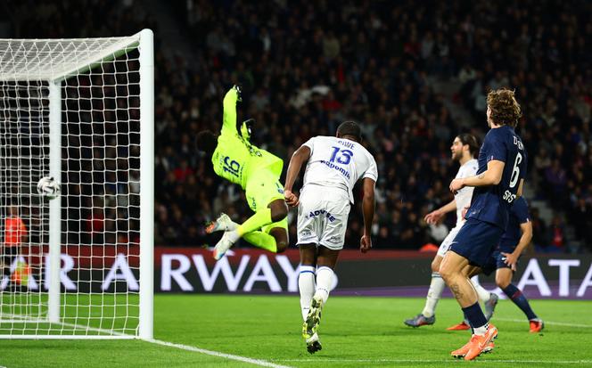 But du Parisien Illya Zabarnyi contre Auxerre, en Ligue 1, au Parc des Princes, le 27 septembre 2025.