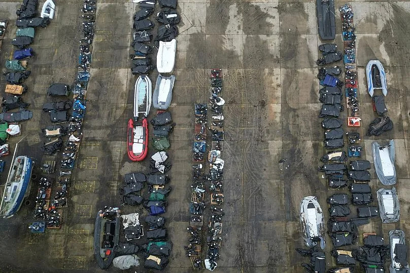 Vue générale de petits bateaux et de canots pneumatiques dans une enceinte des forces frontalières après avoir été confisqués à des migrants tentant de passer au Royaume-Uni, 26 février 2025.