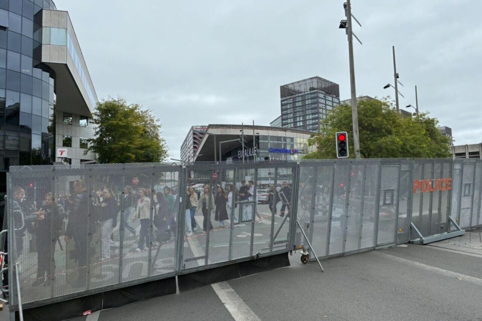 De grandes barrières ont été dressées près de la gare Lille-Flandres, pour bloquer la circulation au niveau de la place des Buisses, en marge de la manifestation.