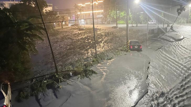 Des voitures bloquées après qu’un barrage a cédé lors d’un glissement de terrain ait inondé la région de Hualien le 23 septembre 2025, à Taïwan.