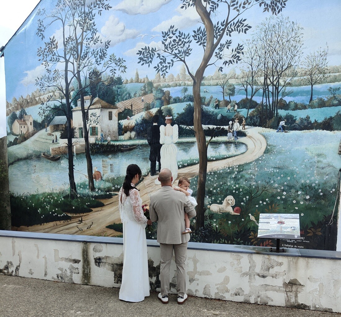 Les mariés du Poiré-sur-Vie, une fresque qui invite les jeunes mariées à la contemplation