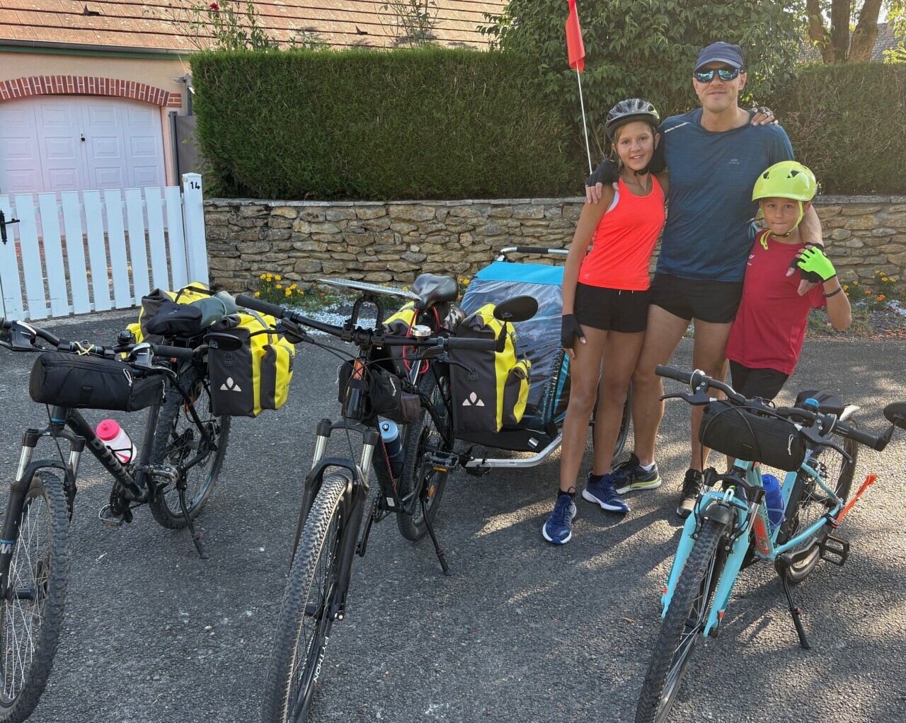 ces deux enfants parcourent 755 km avec leur papa pendant leurs vacances