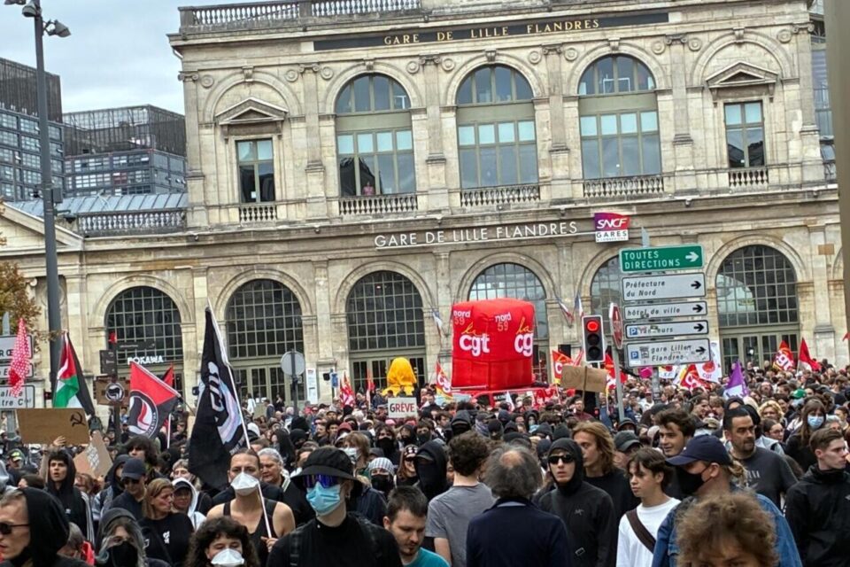 Peu avant 15h30, le cortège de la manifestation arrive dans la rue Faidherbe, à Lille.