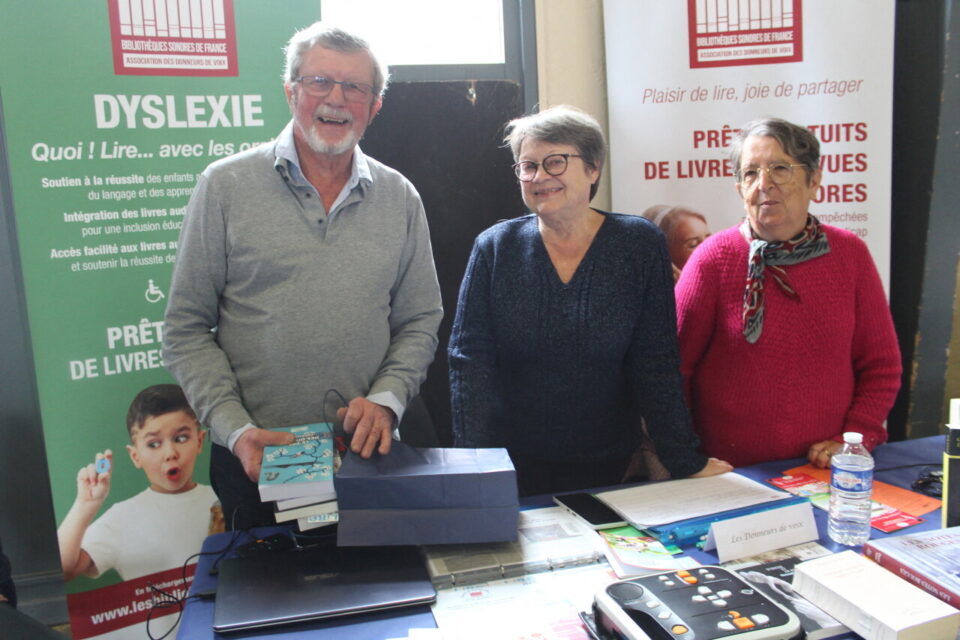 Présents pour la première fois au salon du livre de Pont-l'Évêque, les bénévoles de la Bibliothèque sonore espèrent faire découvrir leur association à des personnes empêchées de lire, mais aussi dénicher des ouvrages à ajouter à leur collection.