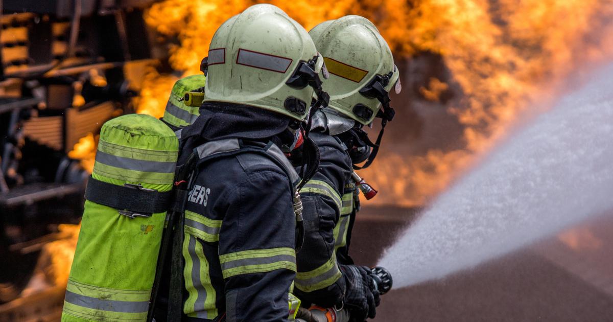 la boîte de nuit le Moulin Rose dévorée par les flammes, une soixantaine de pompiers mobilisés