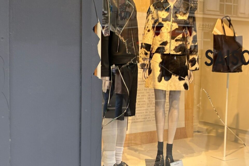 Des projectiles ont brisé la vitrine du Printemps, rue Nationale à Lille (Nord).