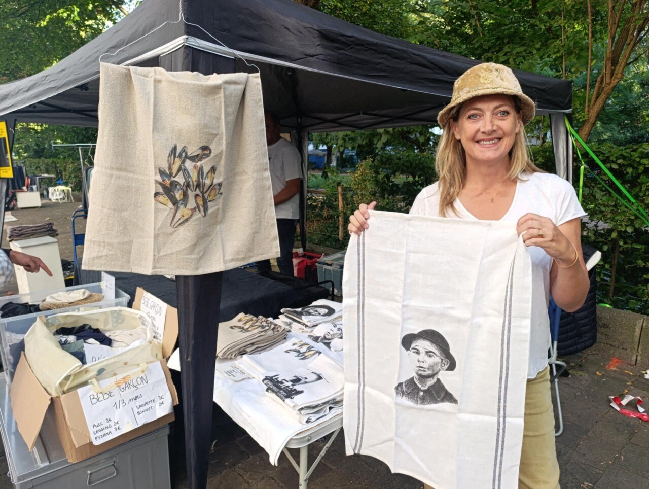 Juliette propose ses torchons 100 % ch’tis à la braderie de Lille !