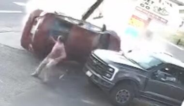 un homme évite au dernier moment une voiture hors de contrôle