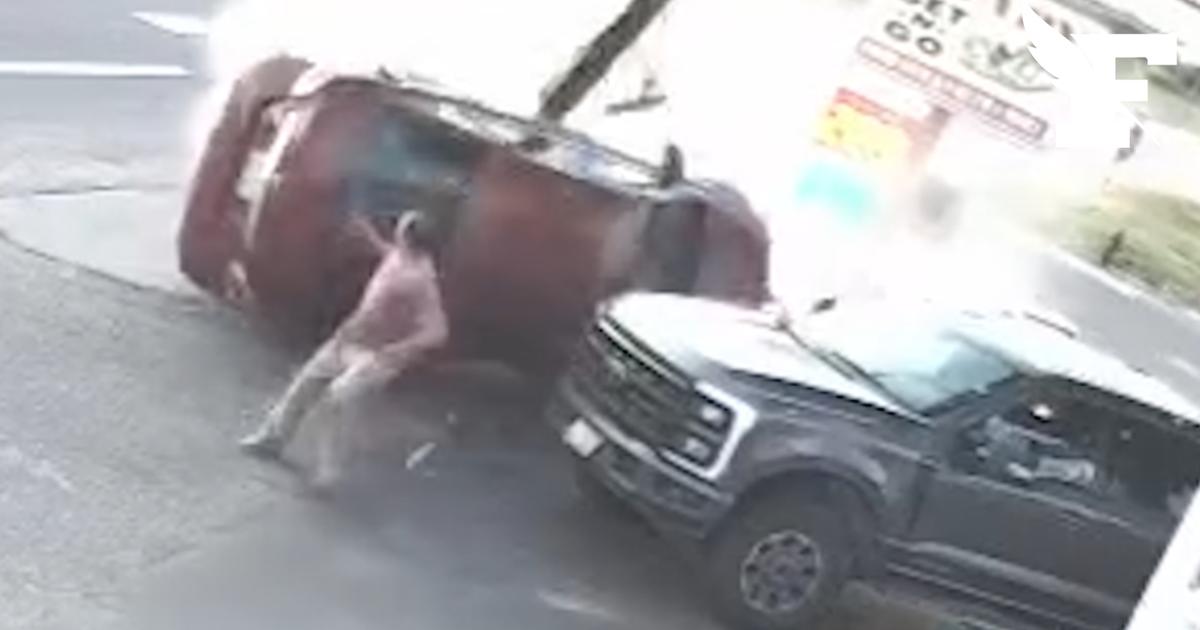 un homme évite au dernier moment une voiture hors de contrôle