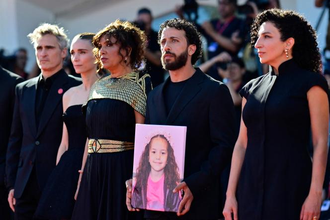 De gauche à droite : Joaquin Phoenix, Rooney Mara, la réalisatrice, Kaouther Ben Hania, Motaz Malhees et Clara Khoury, avec un portrait de la jeune Palestinienne Hind Rajab pour la projection du film « The Voice of Hind Rajab », lors de la 82ᵉ Mostra de Venise, le 3 septembre 2025.