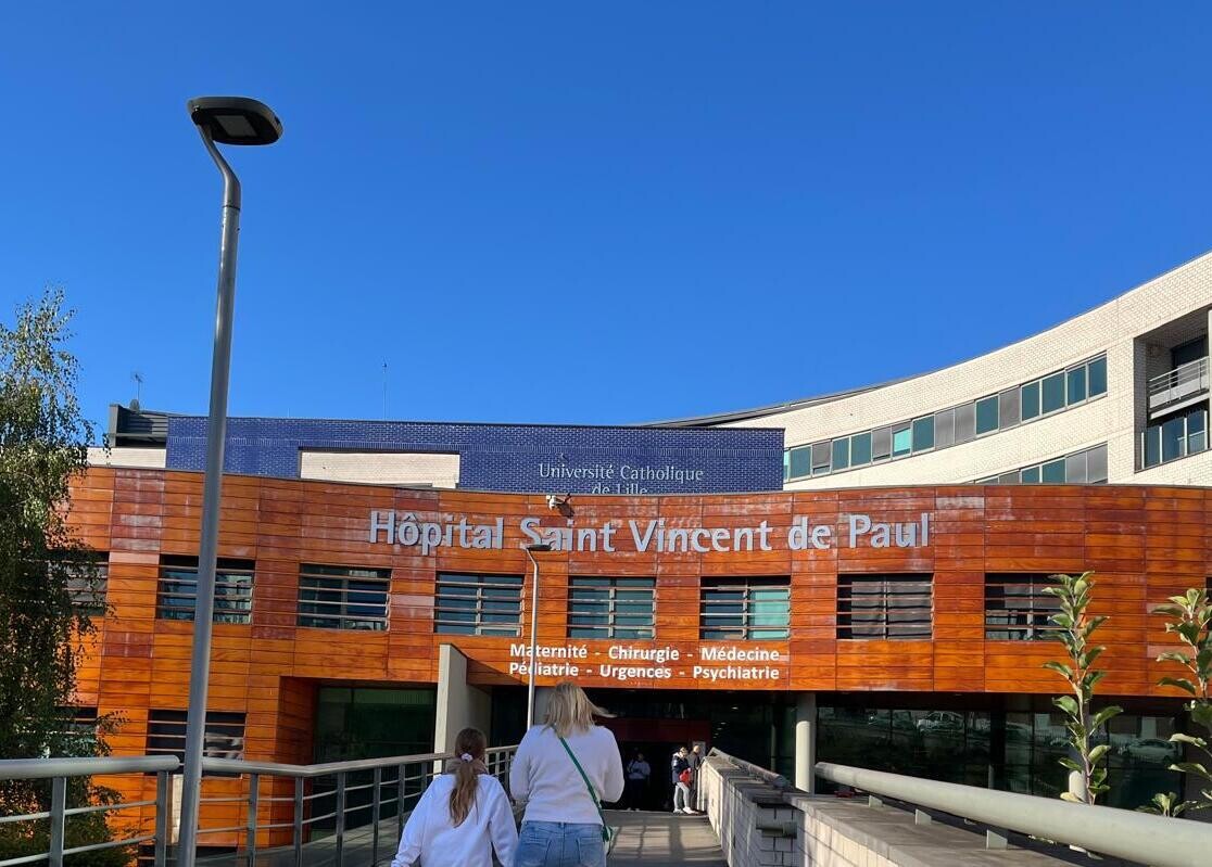 Lille. L'homme suspect se baladait près du métro avec une tablette floquée hôpital Saint-Vincent-de-Paul
