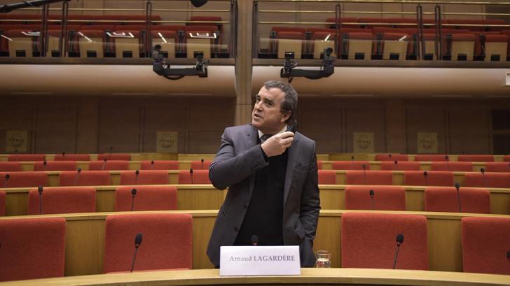 Arnaud Lagardère, PDG du groupe Lagardère, participe à son audition devant la commission d’enquête sur la concentration des médias au Sénat français à Paris, le 17 février 2022.