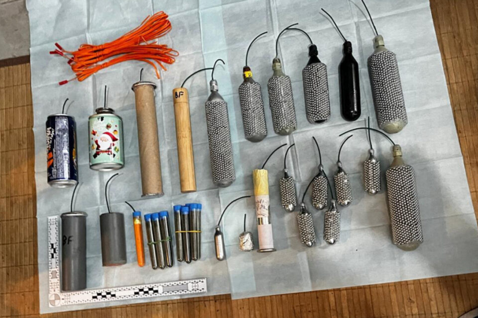 Une partie des 180 engins explosifs découverts dans l'habitation d'un homme, à Barsac, en Gironde.