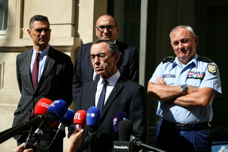 Le ministre de l'Intérieur Bruno Retailleau, avec le préfet de police de Paris Laurent Nuñez (derrière lui au centre), parle à la presse à la veille du mouvement "Bloquons tout", le 9 septembre 2025 à Paris ( AFP / ALAIN JOCARD )