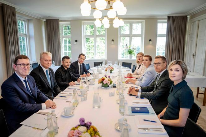 Volodymyr Zelensky entouré des dirigeants du Danemark, d’Estonie, de Lituanie, de Suède, d’Islande, de Lettonie et de Finlande, à Copenhague, le 3 septembre 2025.
