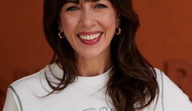 Nolwenn Leroy et son fils Marin (8 ans) : cheveux longs et dans les bras de sa maman, face à un paysage choisi soigneusement