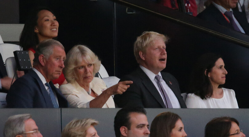 Charles, Camilla, Boris Johnson sont assis ensemble lors de la cérémonie d'ouverture des Jeux olympiques de Londres, le 27 juillet 2012.