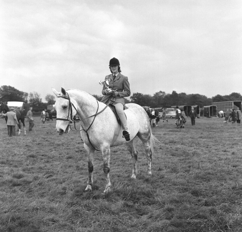 Camilla Shand, âgée de 15 ans, sur son cheval aux Southdown Hunter trials dans le Sussex, le 20 octobre 1962.