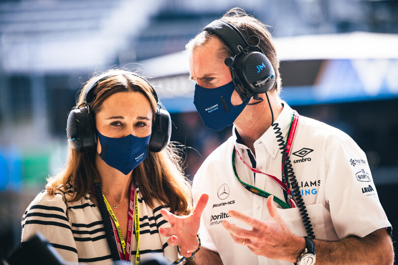 Le mari de Pippa est un ancien pilote automobile qui partage désormais sa vie professionnelle entre la finance et les circuits de F1. Ici, le couple lors du Grand Prix des États-Unis, en octobre 2021.