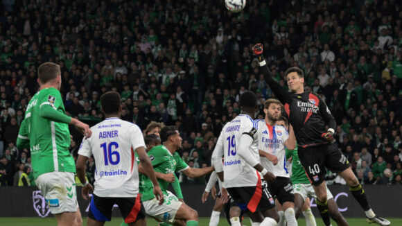 Rémy Descamps (OL) sort sur corner face à Saint-Etienne