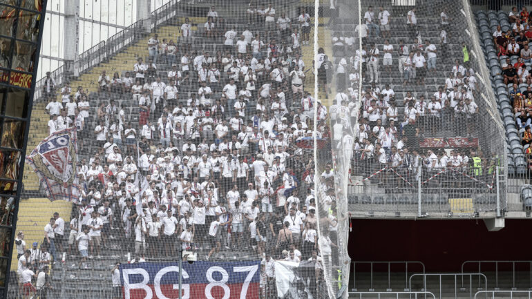 Le parcage des supporters de l'OL à Lens