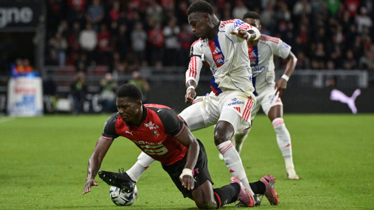 Moussa Niakhaté face à Breel Embolo lors de Rennes - OL