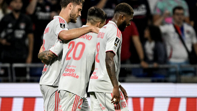 Tanner Tessmann, Martin Satriano et Ainsley Maitland-Niles lors d'OL - Angers